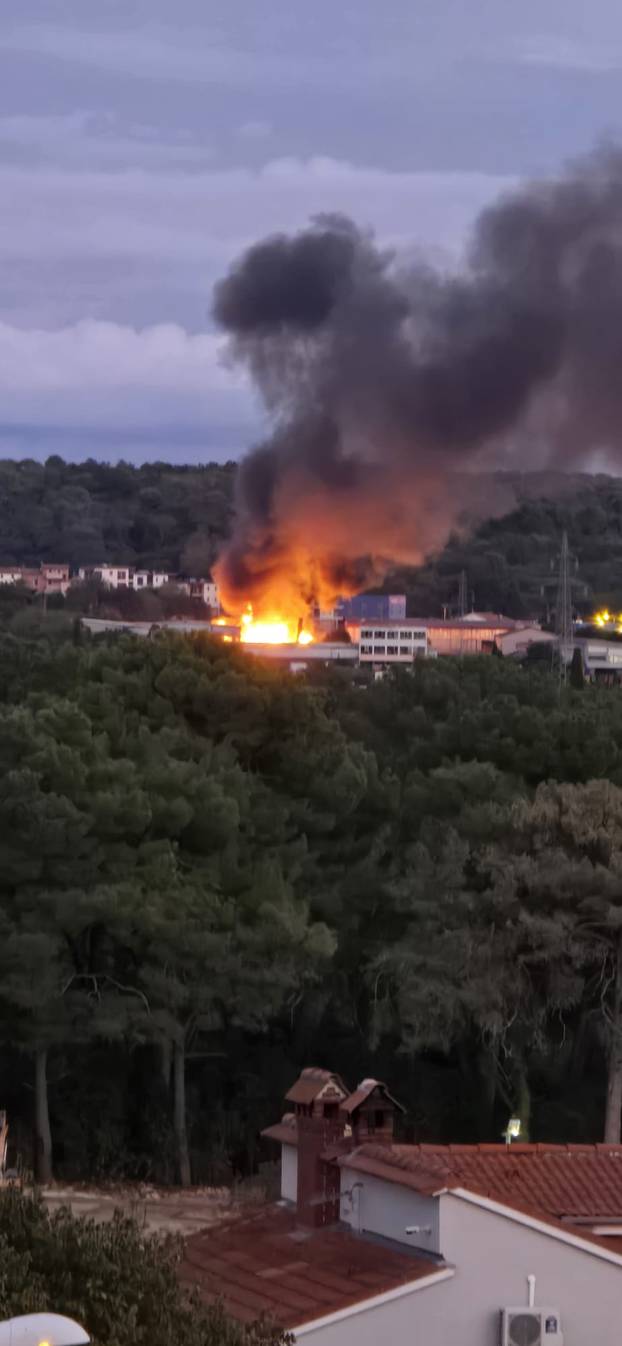 FOTO Pogledajte veliku buktinju u Puli: Odjekivale eksplozije