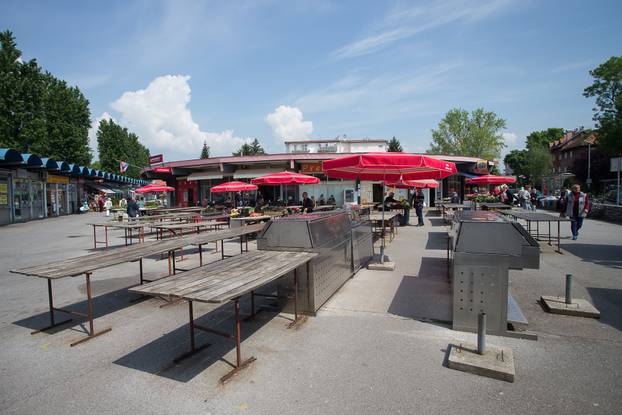 Zagreb: Ponuda presadnica na trznici Volovčica