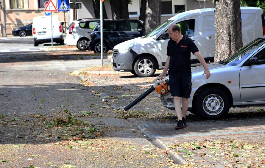 FOTO Dvoje ljudi ozlijeđeno u oluji koja je poharala Zagreb, velika šteta i u Slavoniji...