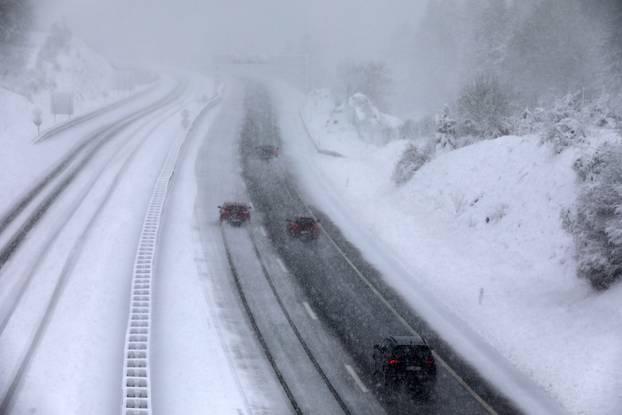 Delnice: Snijeg i jak vjetar otežavaju promet