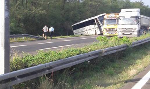 Kolona na A1: Autobus sletio s autoceste kod Jastrebarskog