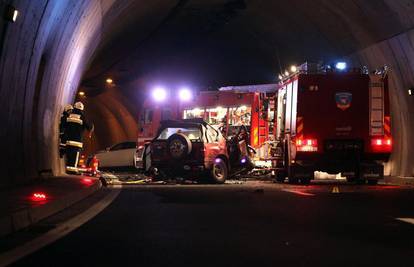 U sudaru 2 auta i kamiona u tunelu poginula žena (56)