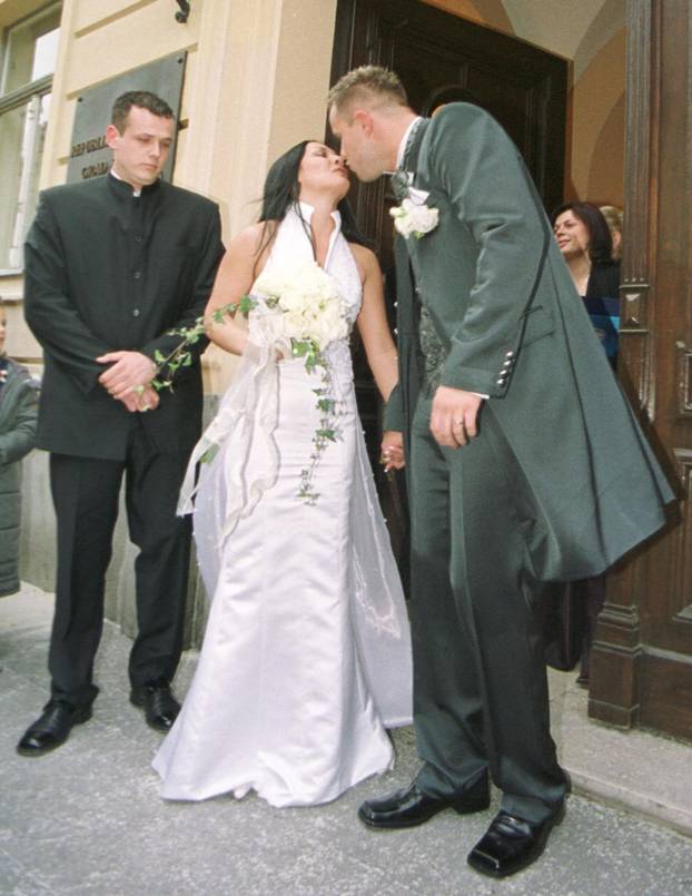 Zagreb: 21.04.2001., vjen?ali se Indira Vladi? i Narcis Mujki?