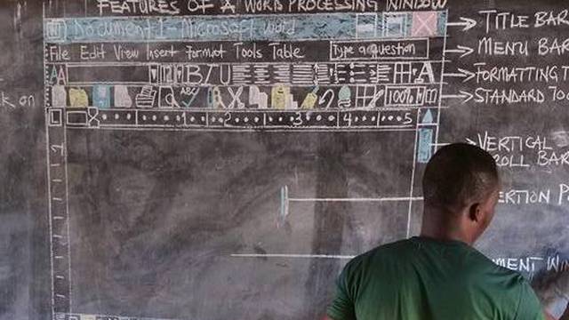 Nije mu lako: Nastavnik u Gani predaje informatiku - na ploči