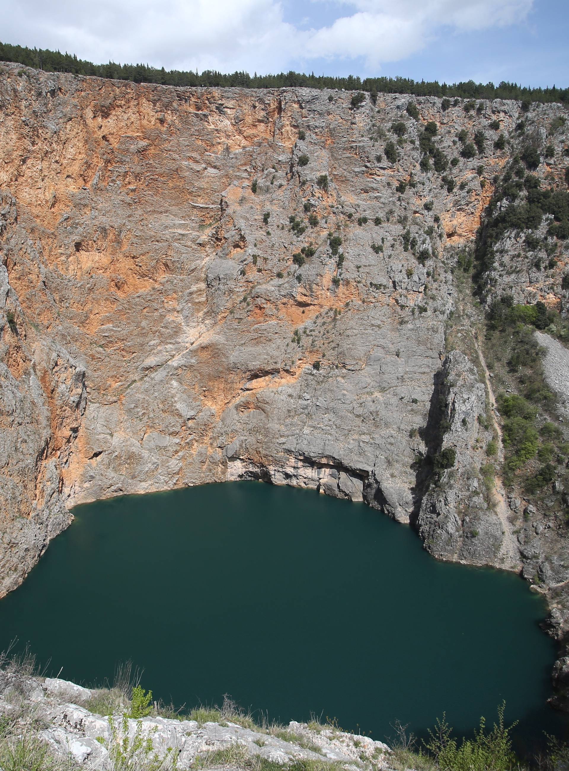 Sunovrat od 528 m: Skakali u Crveno jezero vezani užetom