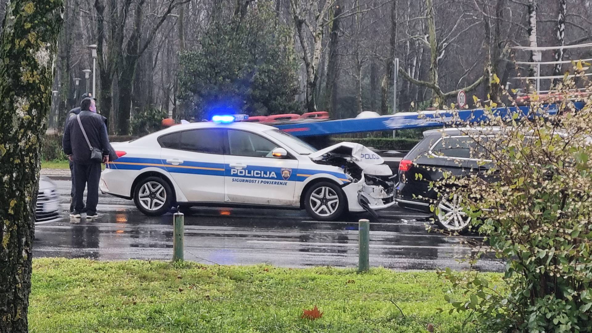 VIDEO Kod Velesajma razbijen policijski auto, čitatelj 24sata: 'Vidio sam trenutak nesreće'