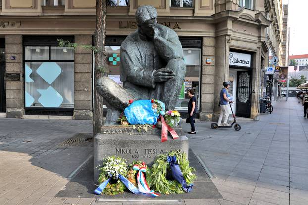 Zagreb: Spomenik Nikoli Tesli u centru Zagreba osvanuo je "ukrasen" smecem