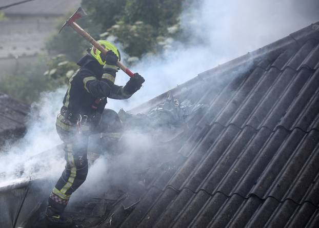 Zagreb: Gori objekt na Krugama, vatrogasci na terenu