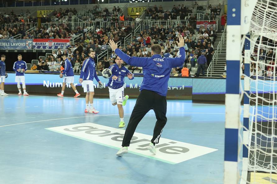 Zagreb: Zagrijavanje igrača uoči početka utakmice RK Zagreb i Paris Saint-Germain