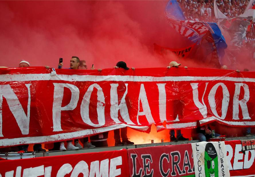 Navijači skandirali, Kovač uzeo megafon i vikao: Ponosan sam!