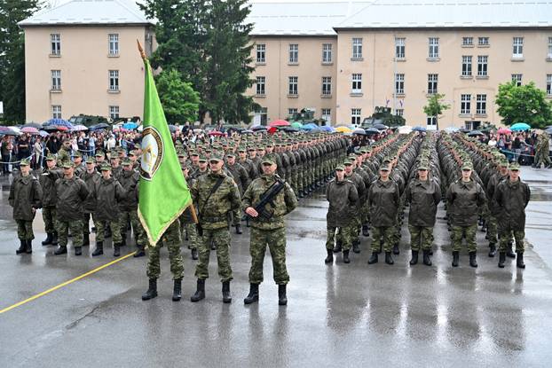 FOTO Suze i zagrljaji u Požegi: 900 novih ročnika položilo prisegu, među njima i 53 žene