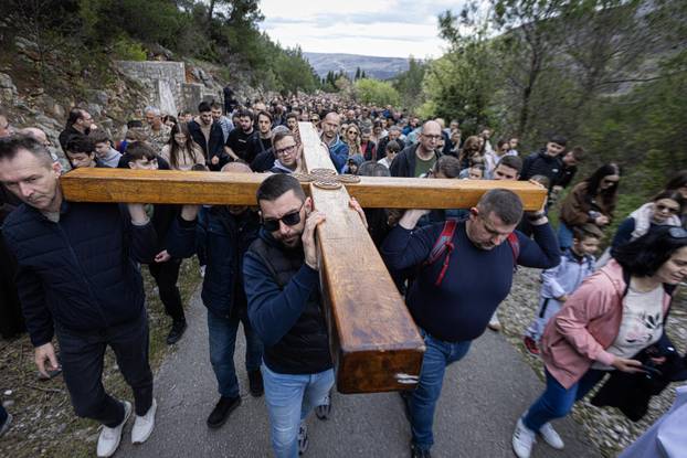 Mostar: Brojni vjernici sudjelovali na križnom putu