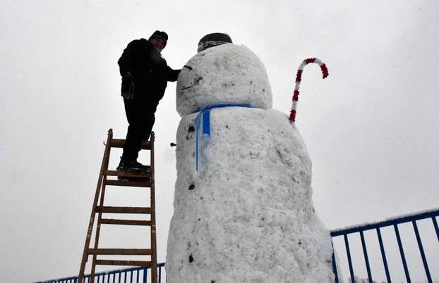 FOTO Slavonski Brod dobio ogromnog snjegovića: Visok je gotovo tri i pol metra
