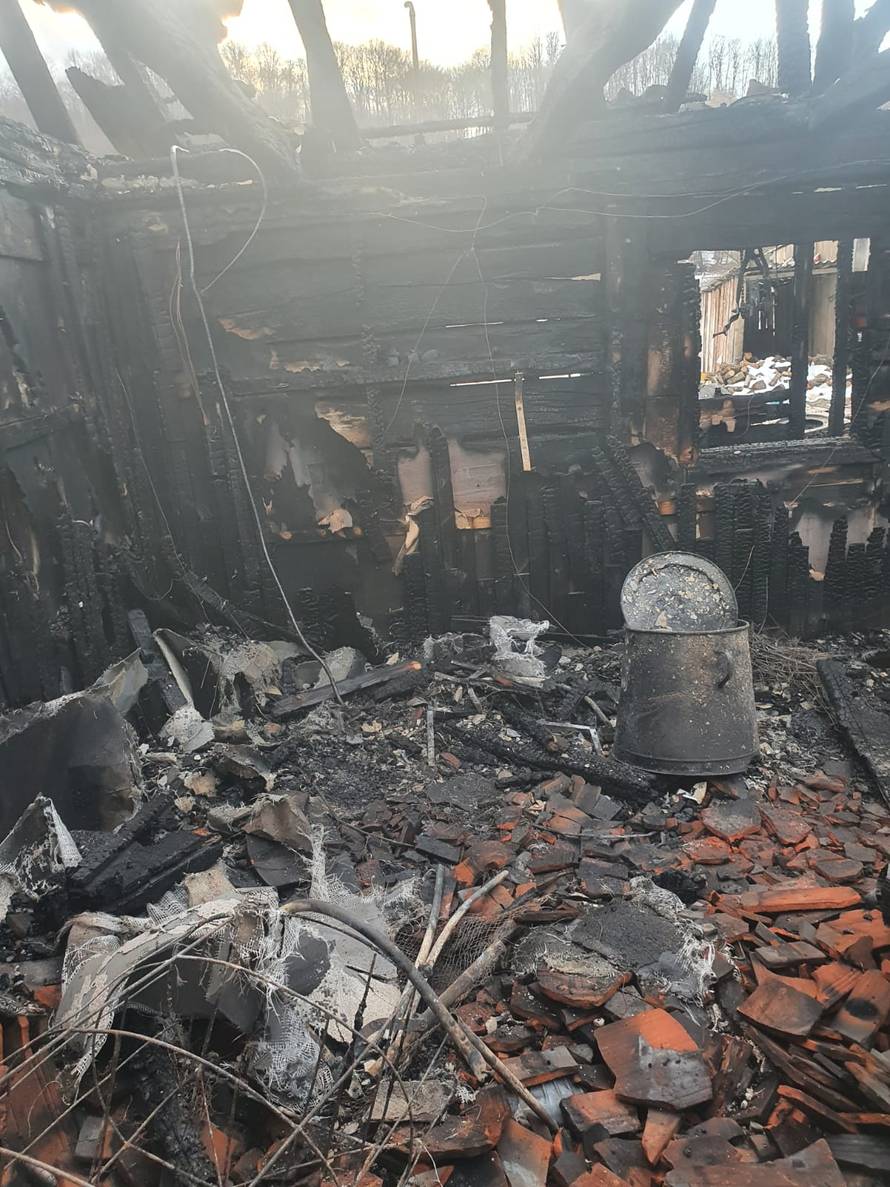 FOTO Buktinja u Glini: 'Žena nas je probudila da bježimo, kuća nam je potpuno izgorjela'