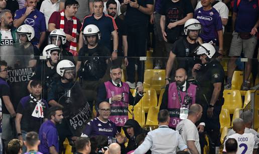 Huligan s AEK-ovom tetovažom nožem je ušao među navijače Olympiacosa! Reagirala policija