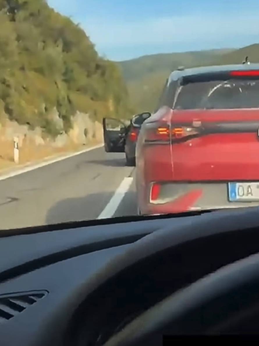 DRAMA KOD LABINA Iz gepeka izvadio nešto pa krenuo prema vozaču. Pokosio ga je autom!