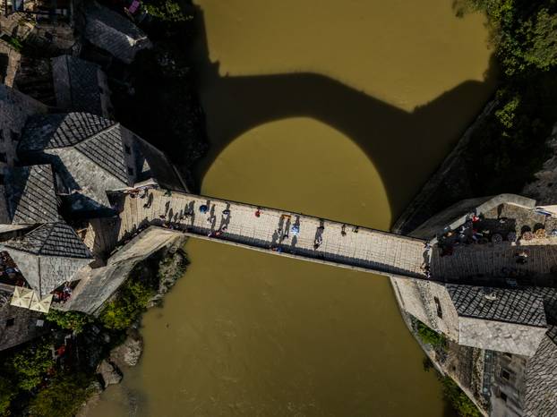 Neretva u Mostaru promijenila boju, više nije zelena nego smeđa i prljava