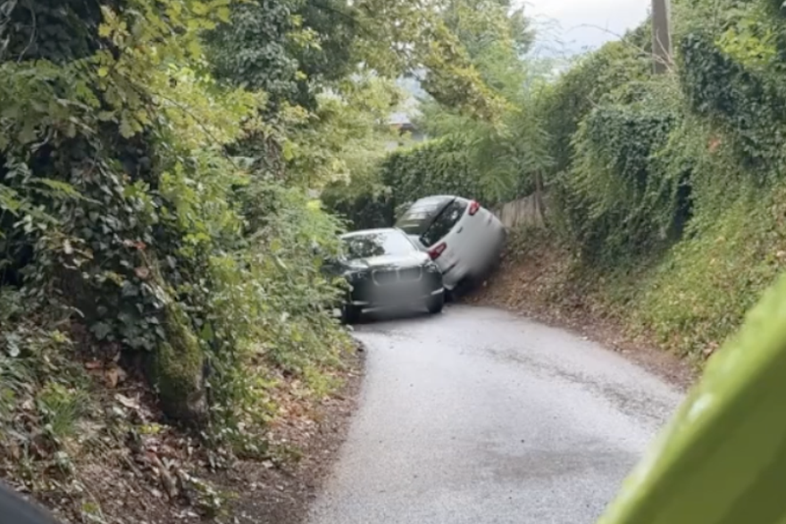 Remete, zaglavili u uskoj ulici