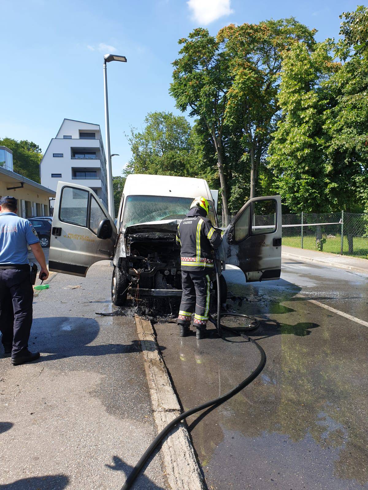 Izgorio mu je cijeli prednji kraj: Zapalio se kombi u Hondlovoj