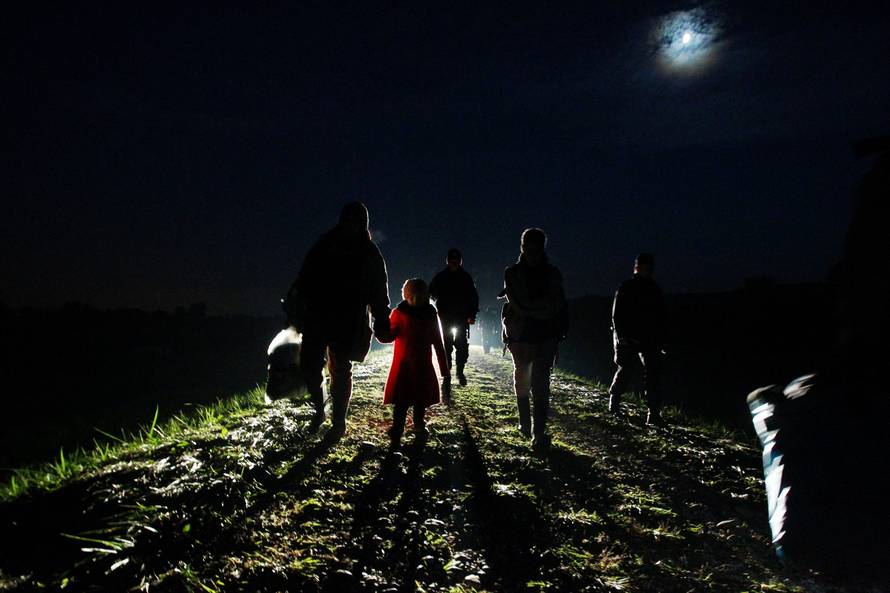 Migrantima su crne vreće znak za siguran prolaz kroz šumu...