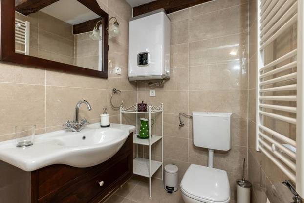 FOTO Ovaj predivan kameni dvorac s bazenom se prodaje za manje od 2 milijuna eura!