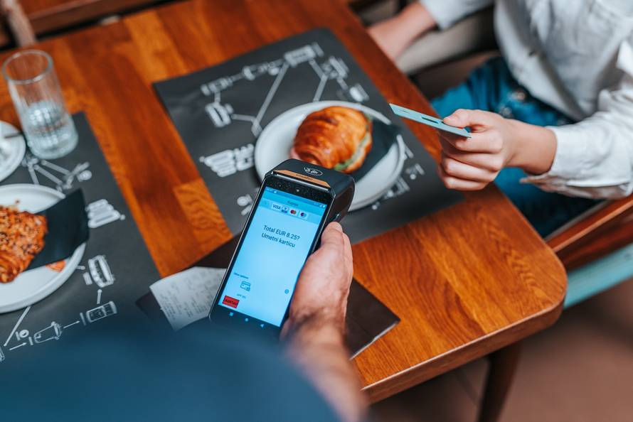 Spremate se za sezonu? Ovaj POS uređaj štedi vrijeme i novac poduzetnicima i ugostiteljima