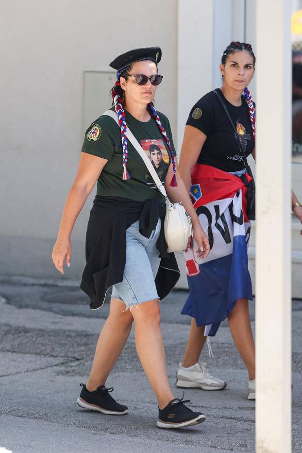 Sinj: Glavni modni detalji za koncert Thompsona - crna majica i zastava Hrvatske