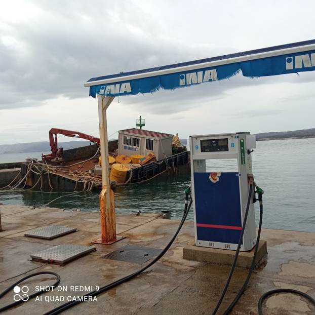 FOTO Jugo je razbacalo sve u Crikvenici: 'Teglenica je skoro potonula, kamenje je posvuda'