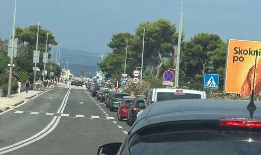 FOTO Ogromna gužva u luci na Braču: 'Pa čekamo satima...'