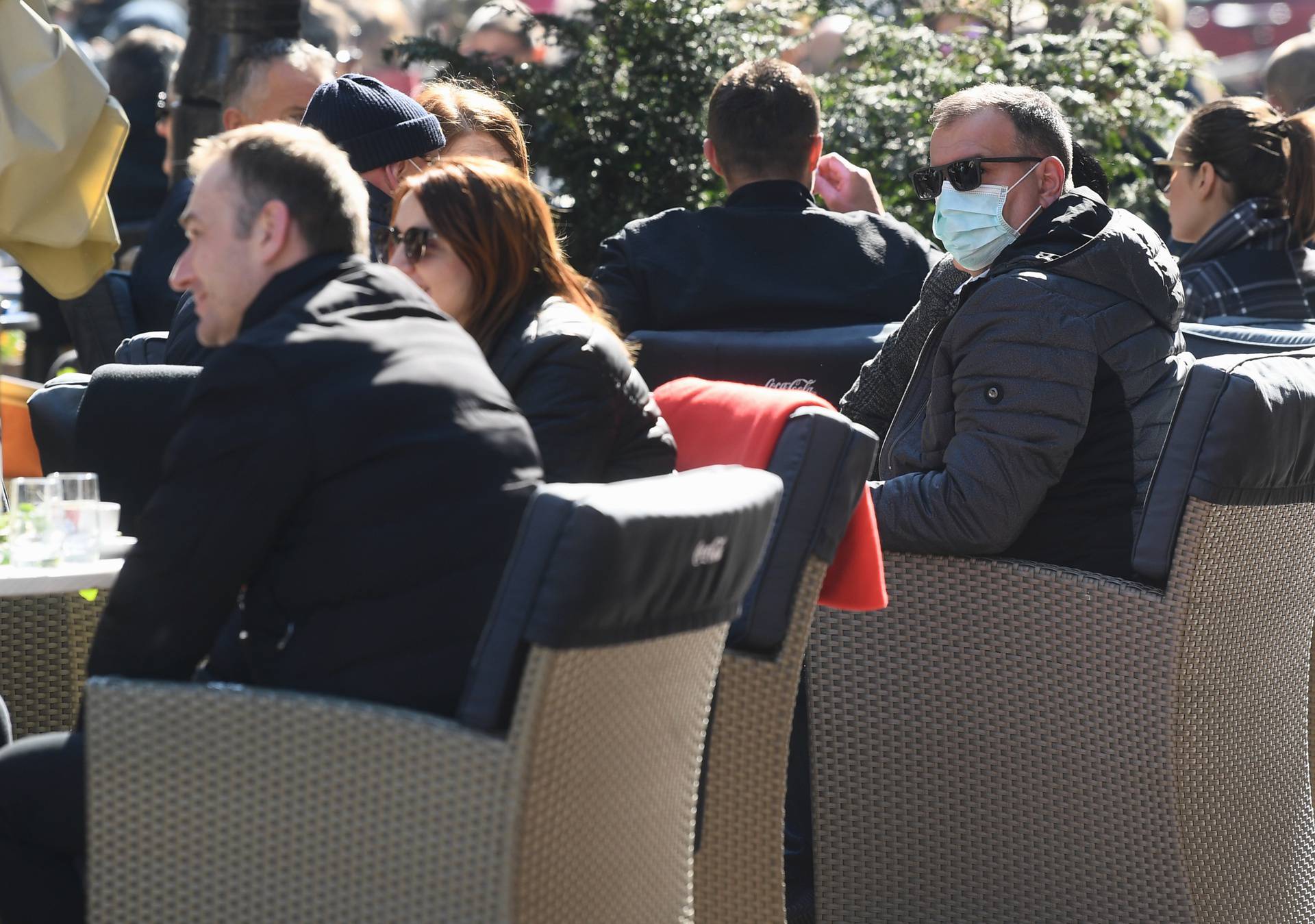 FOTO Beroš pio kavu na terasi kafića s maskom pa je svako malo skidao da otpije gutljaj