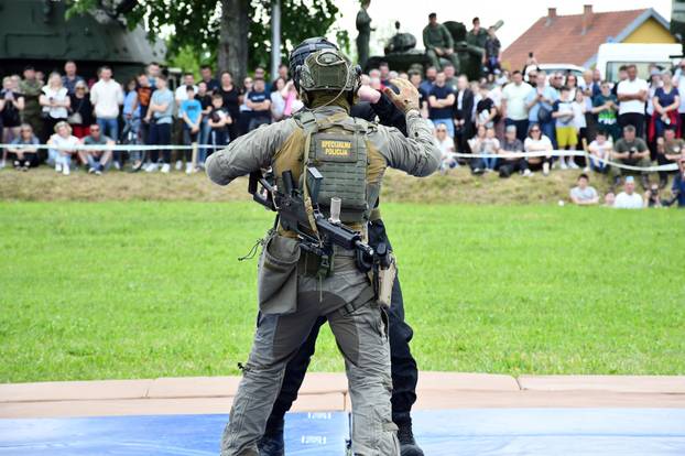 FOTO Pogledajte vježbe HV-a i policije u Okučanima: Borbe, eksplozija i skok padobranom!