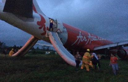 Zrakoplov kompanije AirAsia izletio s piste i završio u blatu