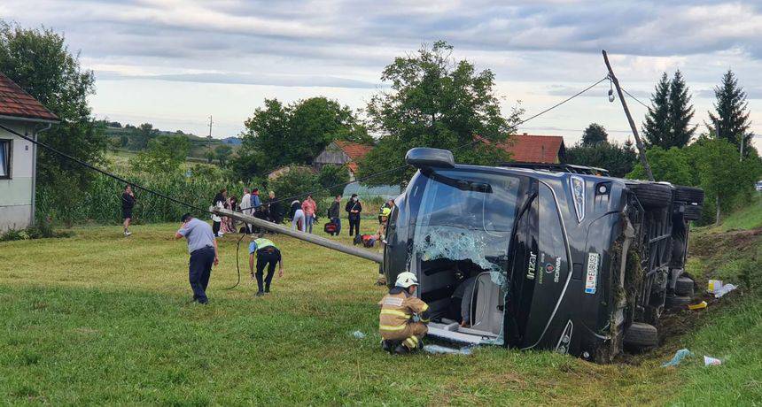 Slovenski bus izletio s ceste u Tušiloviću, ozlijeđeno šest ljudi