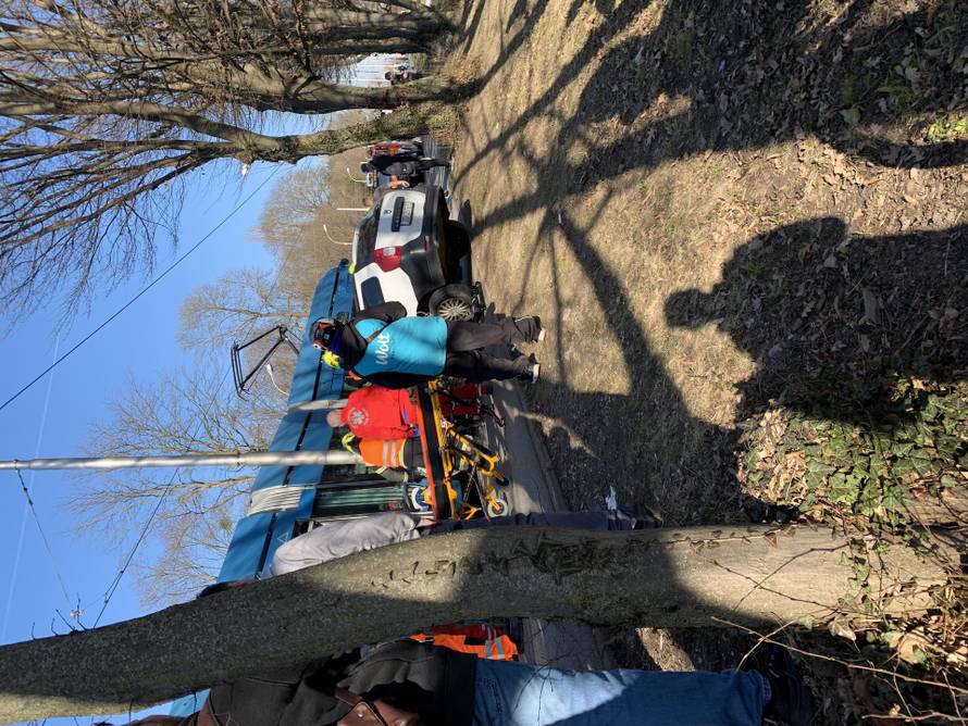 VIDEO Autom se zabio u tramvaj u Zagrebu. Vozio po nogostupu?