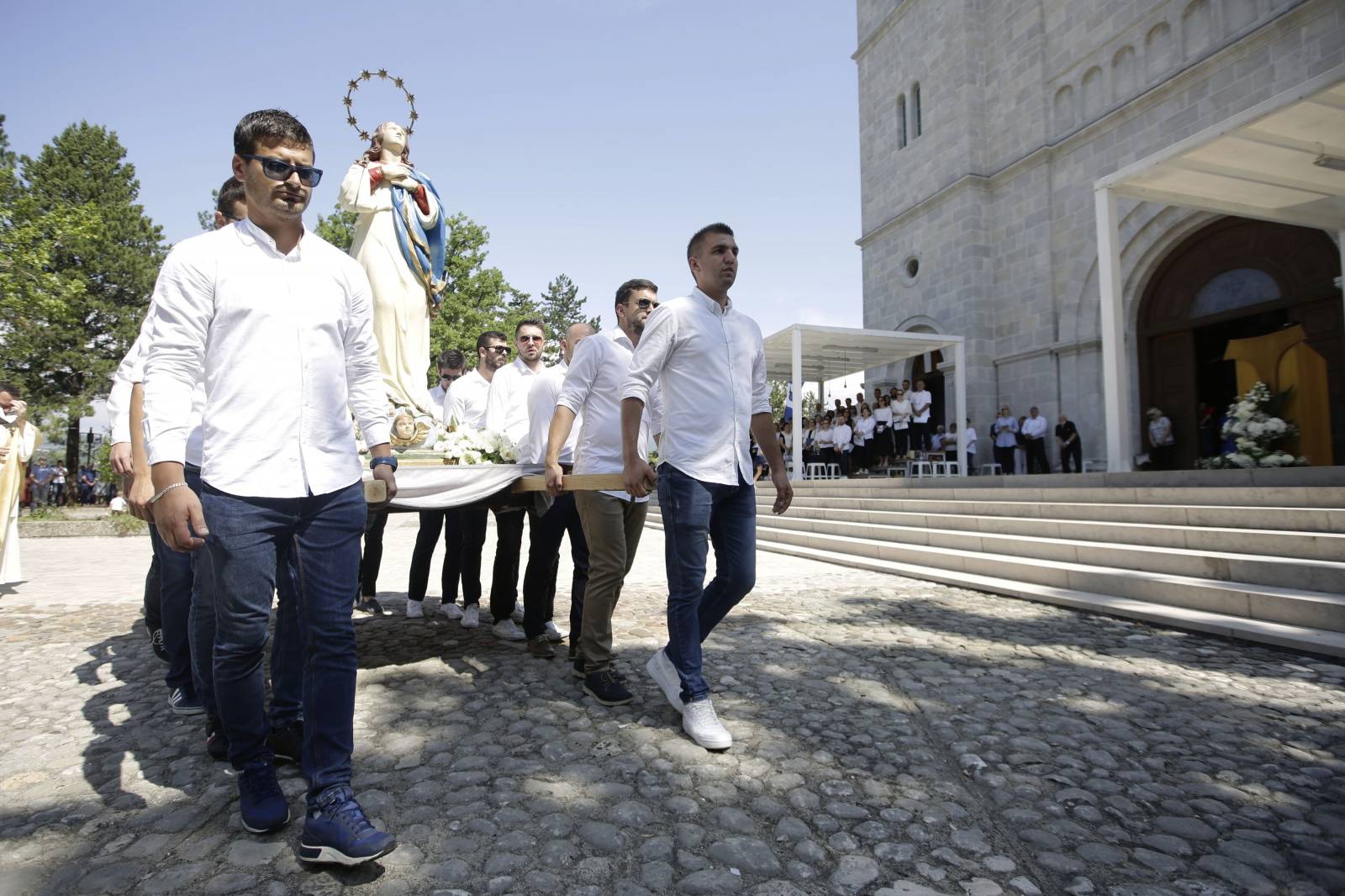 Brojni hodočasnici od jutarnjih sati pristižu u Široki Brijeg na svetkovinu Velike Gospe