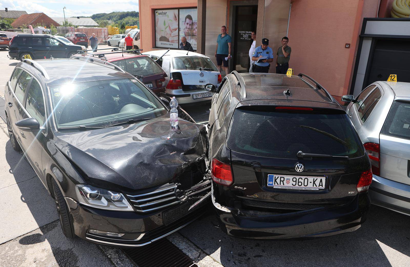 Krapina: Vozač automobila se zabio u ljude i parkirana vozila ispred trgovine