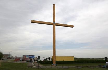 U Osijeku utvrdili oštećenja na Papinom križu, slijedi obnova