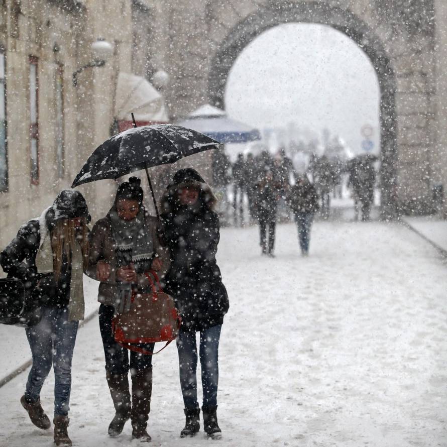 Danas se kuhate, prije 8 godina snijeg zatrpao cijelu Dalmaciju