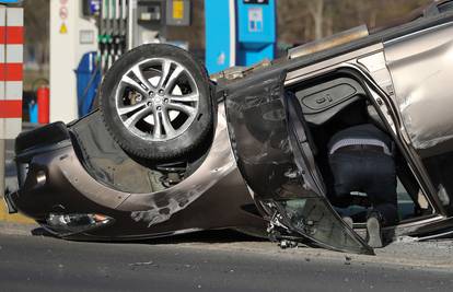 Auto se nakon sudara okrenuo na krov: Jedan čovjek ozlijeđen