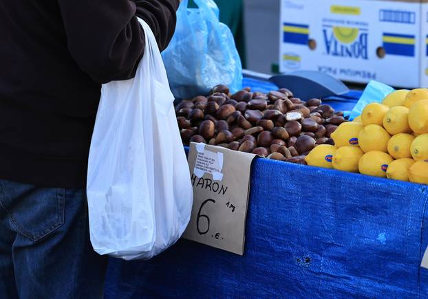 Zagreb: Na Dolac stigli prvi ovogodišnji kesteni, cijene su od 5 do 7 eura