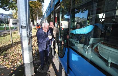 Pomagali: Pokvario se tramvaj u Zagrebu, gurali ga građani
