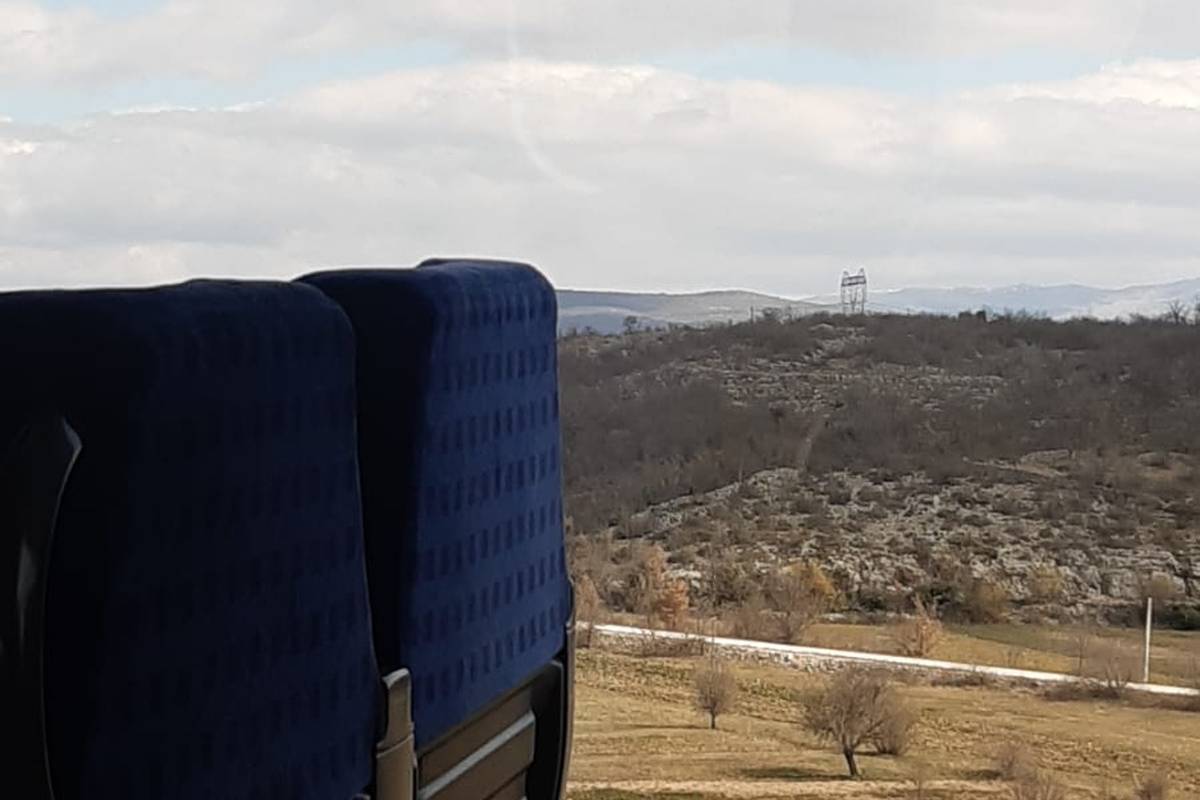 Čovjek kojeg je kod Šibenika udario vlak gurao je bačvu preko pruge, teško je ozlijeđen