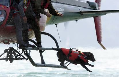 Psi iskaču iz helikoptera i spašavaju ljude iz vode