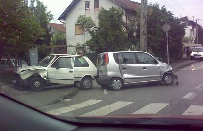 Dvaput je udarila u Yugo koji je prošao kroz crveno