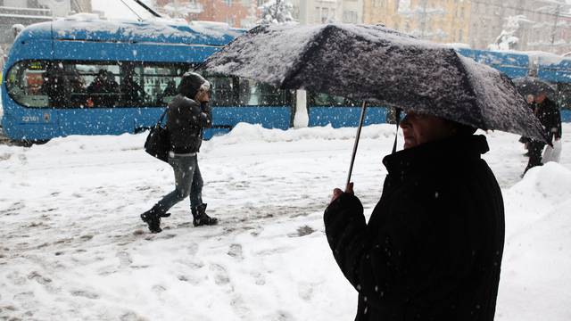 Zagreb: Zbog snijega u gradu otežan je promet