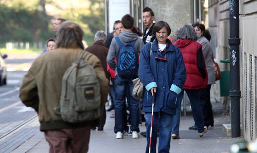 Dodir spasa: Operaciju oka je 'prevodila' gluhoslijepoj ženi