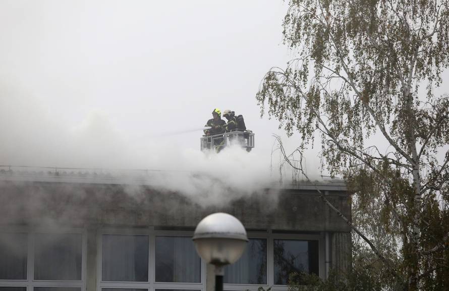 VIDEO Osnovna škola u Zagrebu gorjela više od dva sata, jedan vatrogasac je lakše ozlijeđen