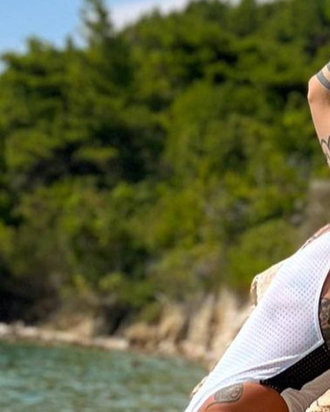Božo Vrećo se u jednodijelnom kupaćem kostimu sunčao na Jadranu: 'Djevičanska plaža'