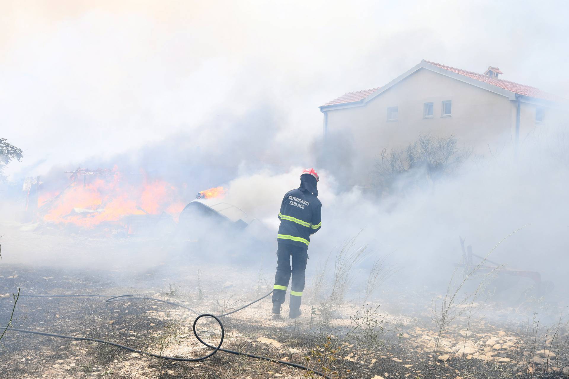 Jak vjetar otežava gašenje požara koji je planuo kod Grebaštice, kanaderi i air tractori u akciji, evakuiraju se kuće