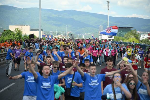 Zagreb: Maturanti preko Mosta slobode uputili se prema Bundeku